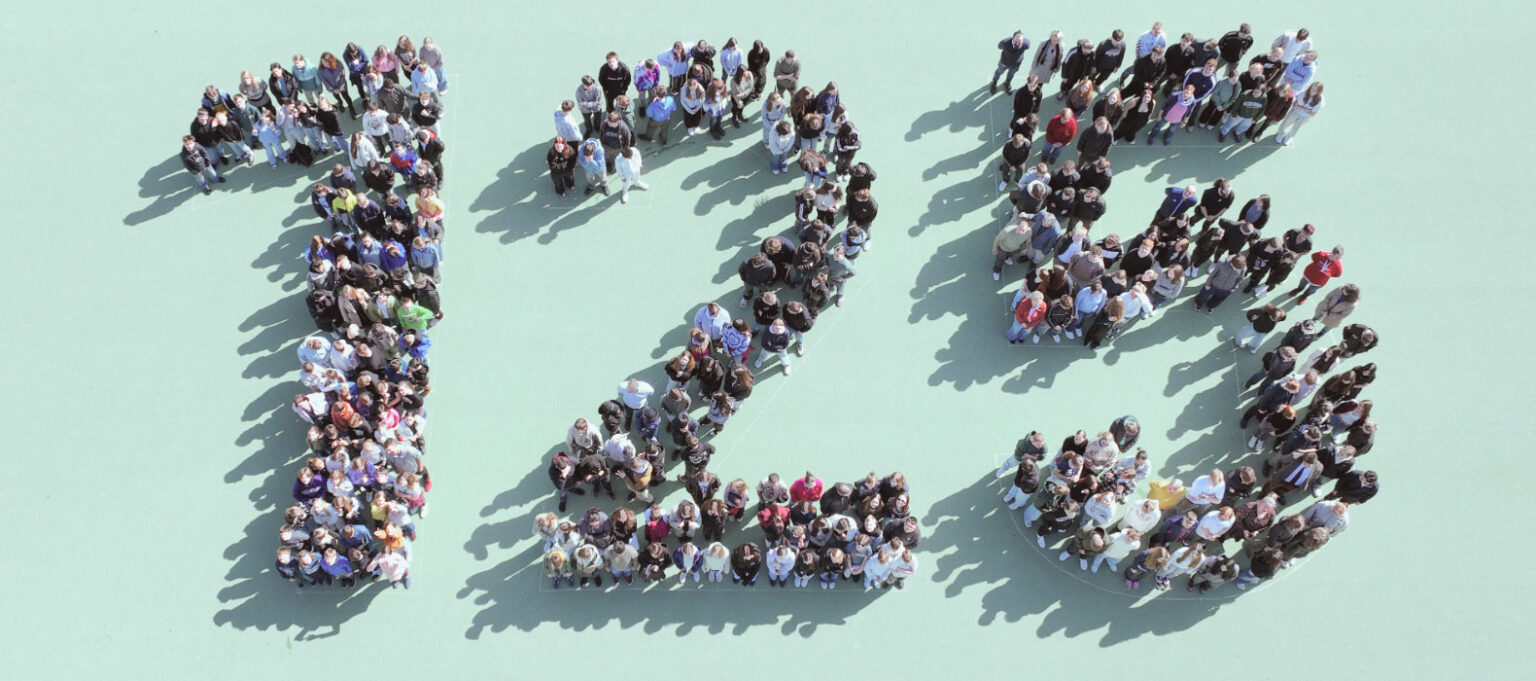 125 mit Menschen gestellt